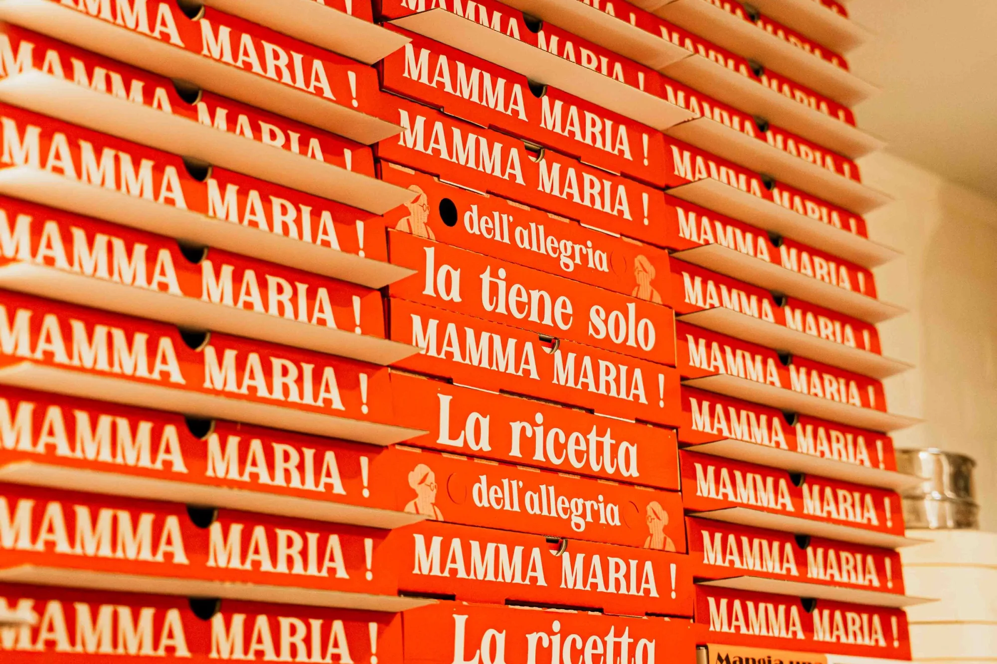 Empilement de boîtes à pizza rouges Mamma Maria, prêtes pour l'emporter pendant les Fêtes de Wallonie à La Louvière
